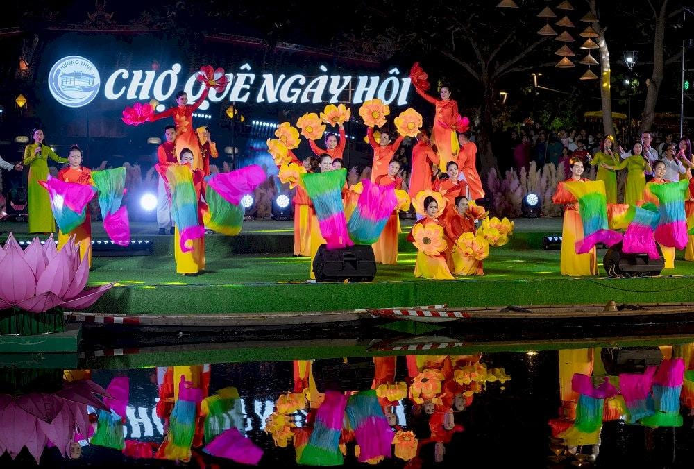 Trình diễn văn nghệ tại Chợ quê ngày hội (Nguồn: Sở Văn hoá Thể thao Thành phố Huế)